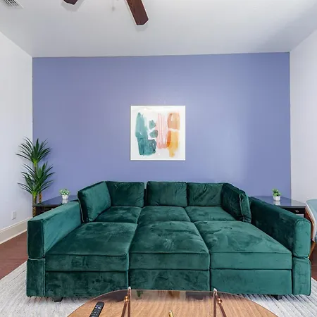 30A Modern Suite With King Bed, Parking, Pool And Balcony